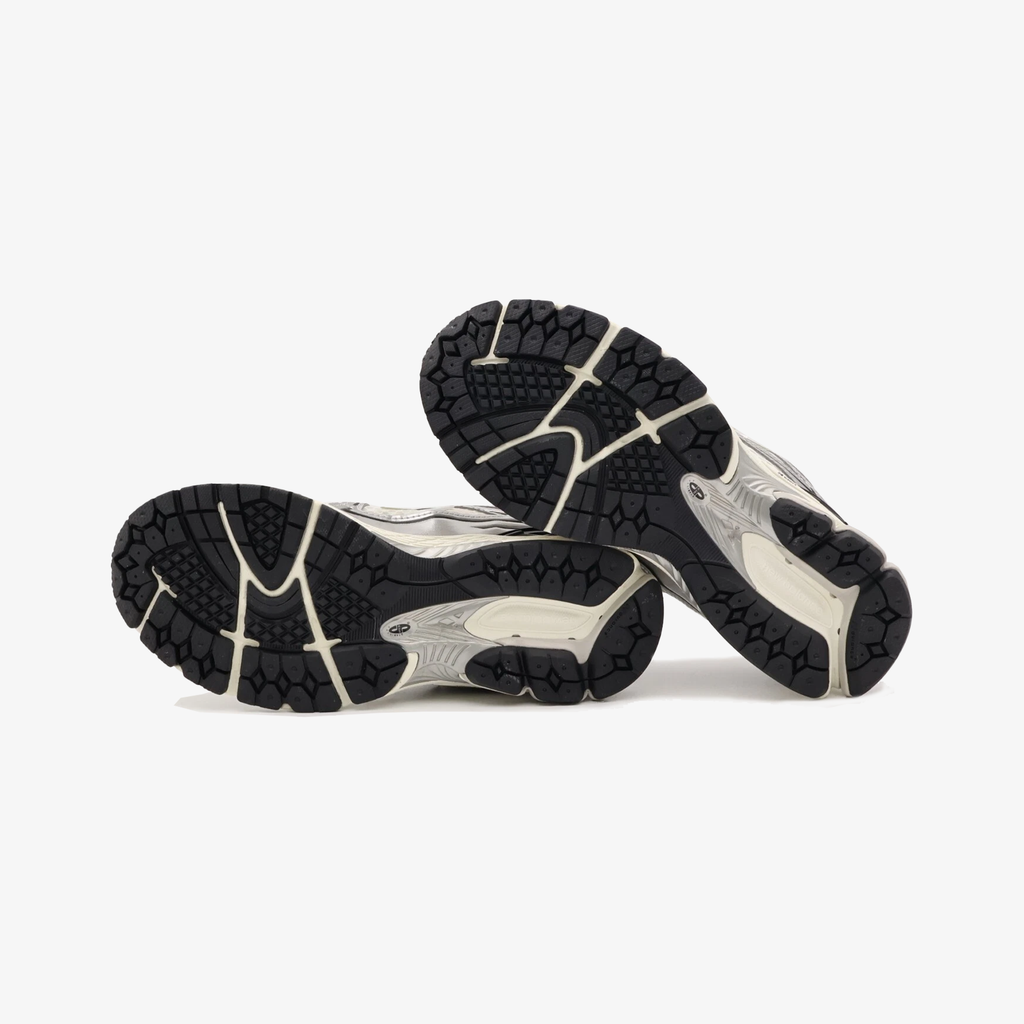 New Balance | 1906R { SILVER METALLIC