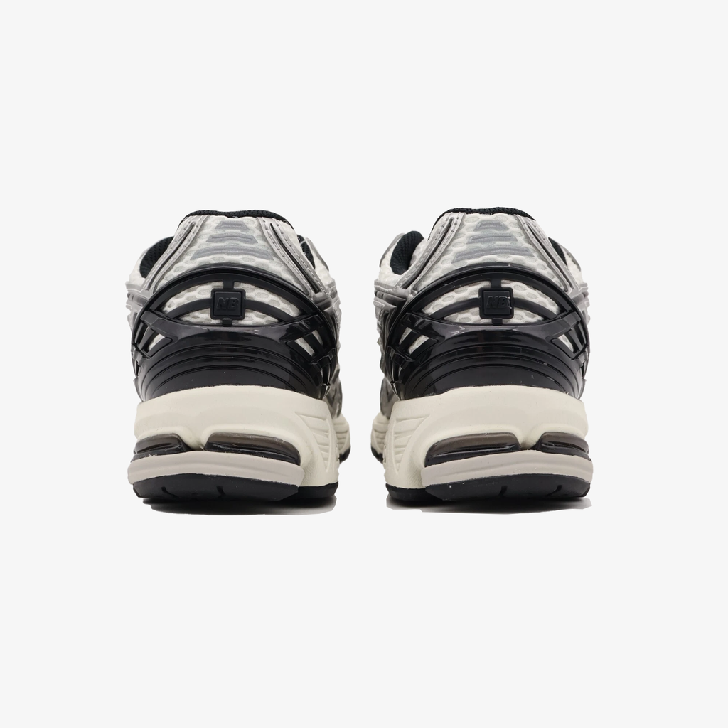 New Balance | 1906R { SILVER METALLIC