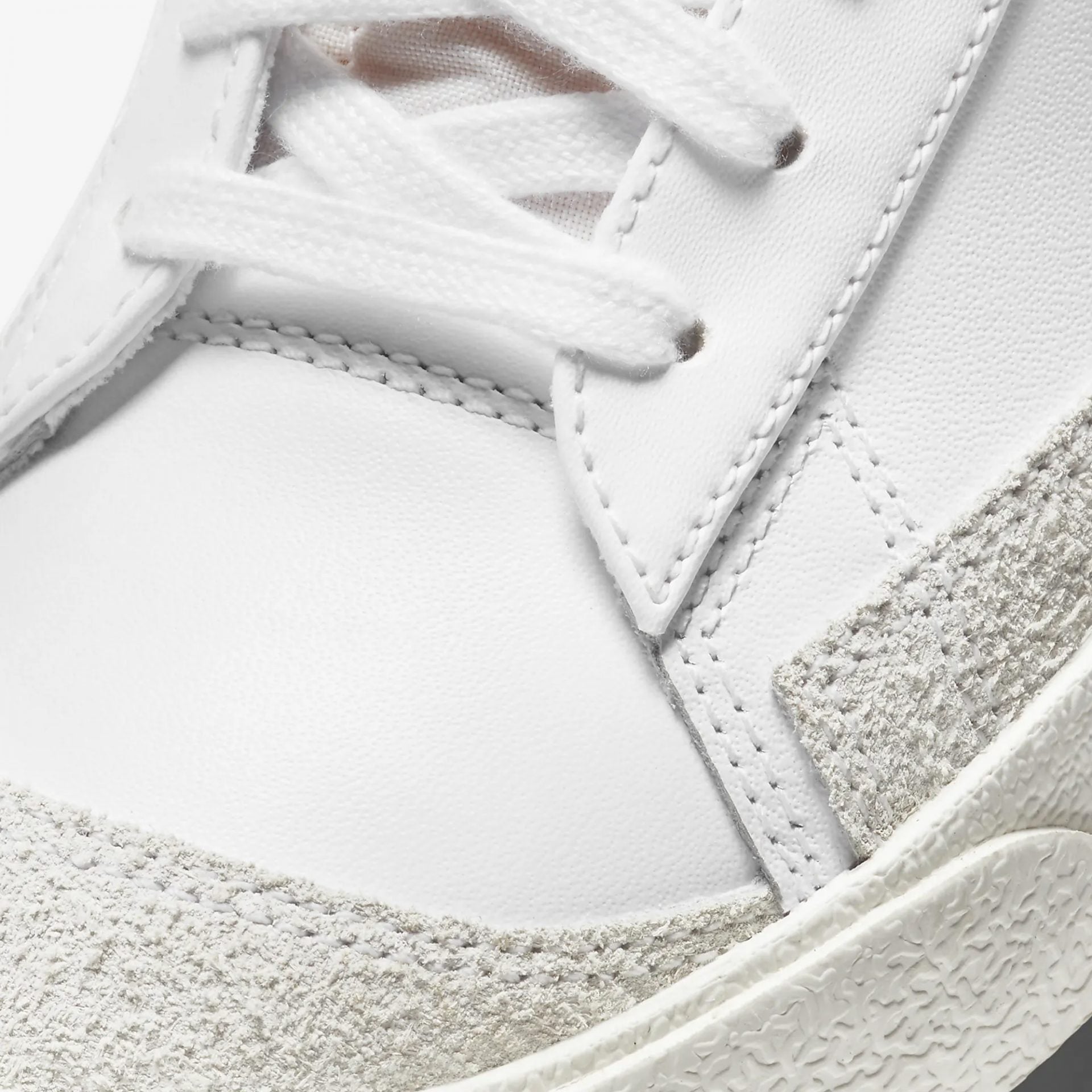 Nike | BLAZER MID'77 VINTAGE { BLACK/WHITE